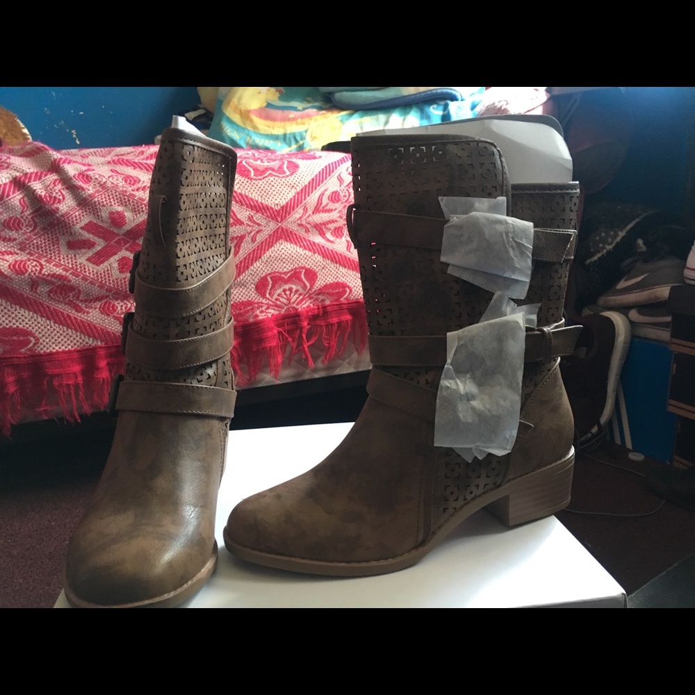 Shoes - Picture 3 of 4